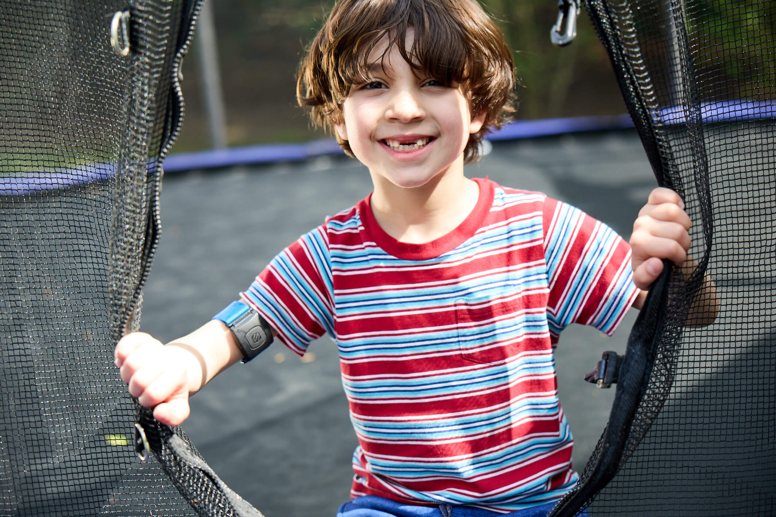 chico-sonriendo-en-trampolin-escalado