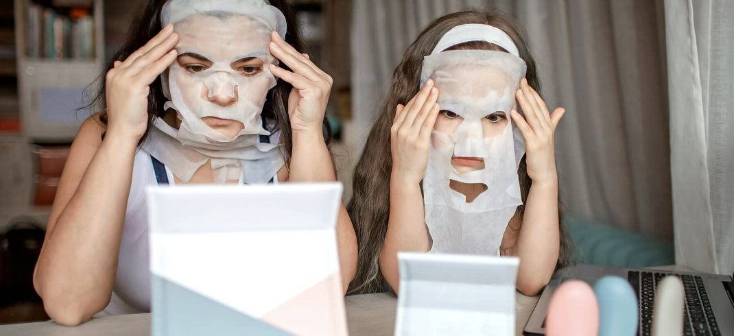 Mamá e hija con máscaras