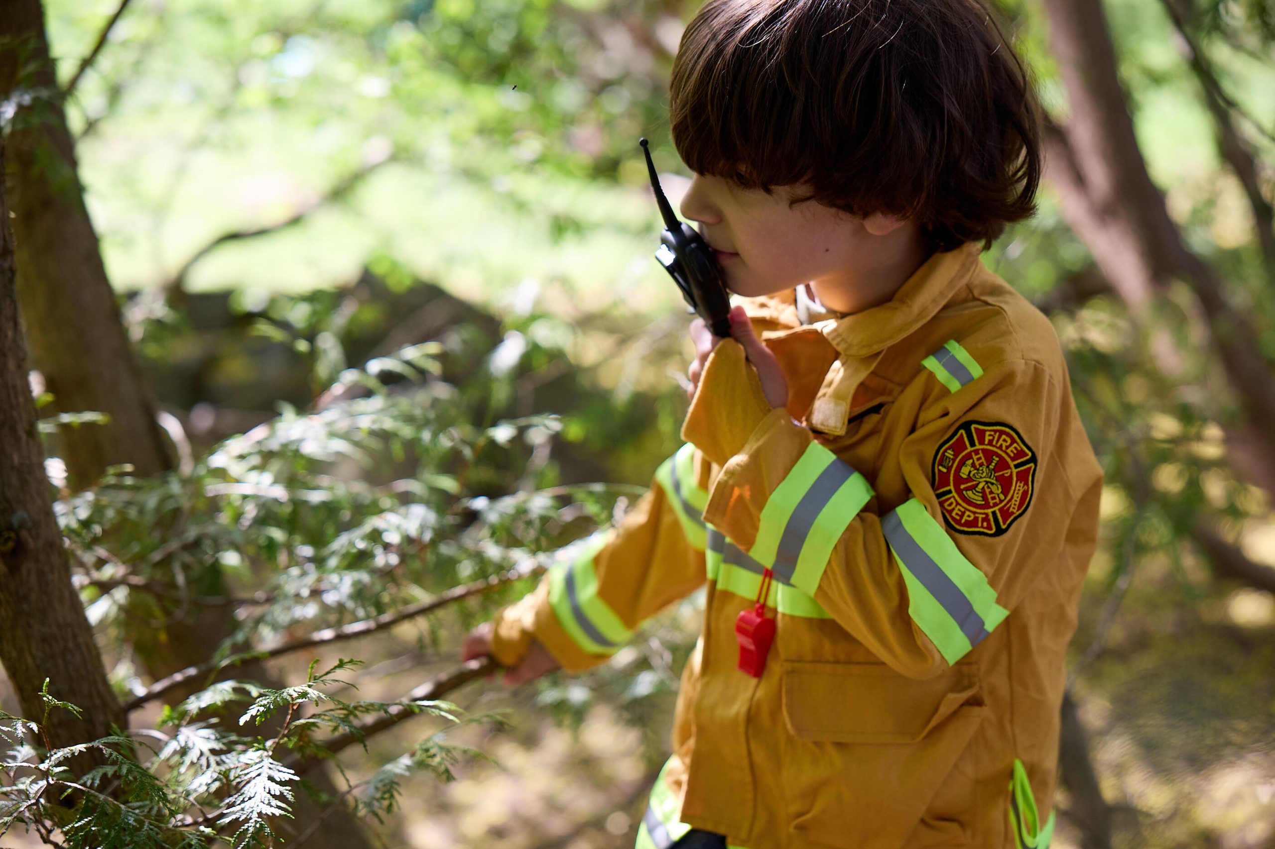 Garçon dans les bois avec radio